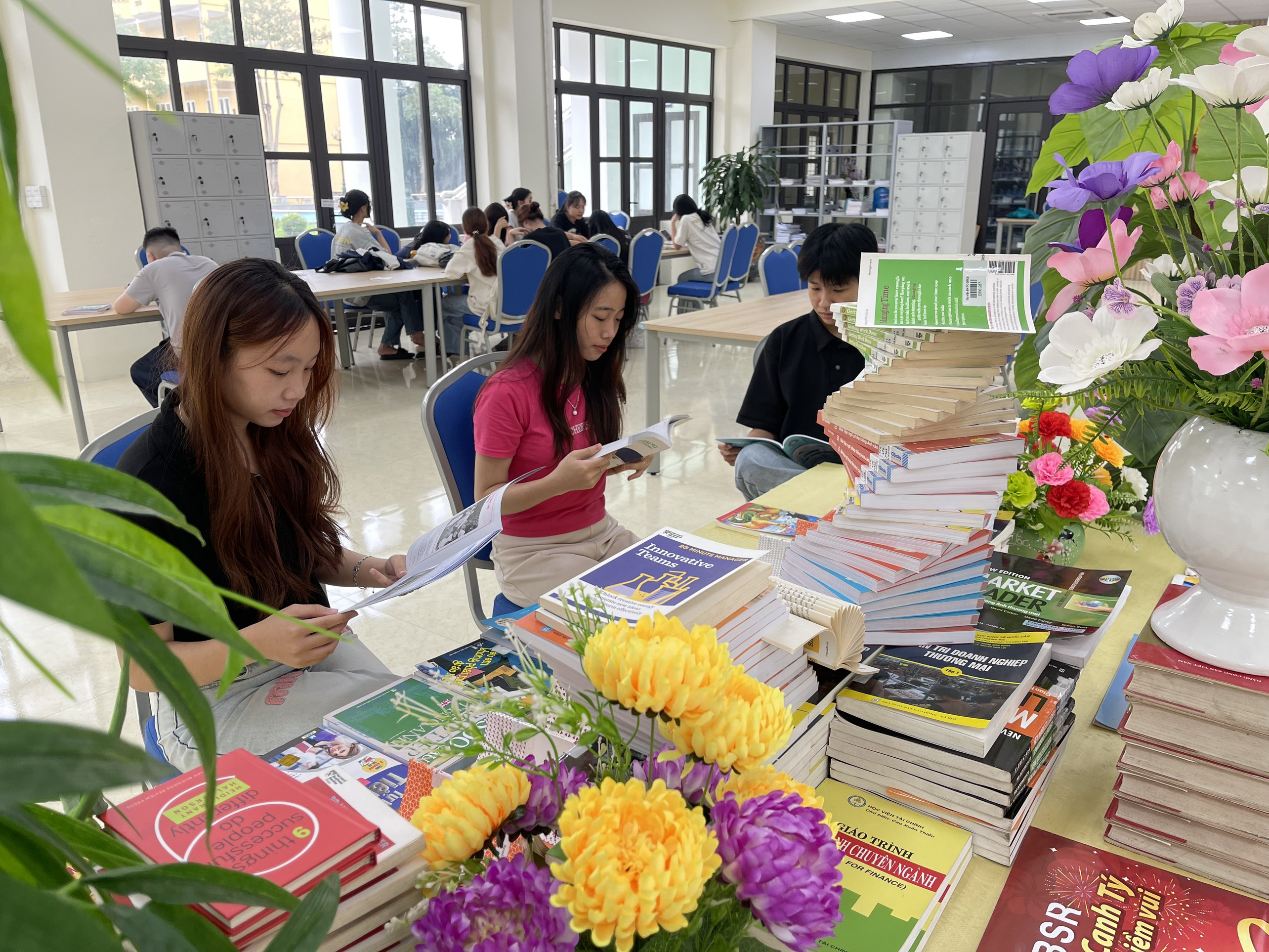 Thư viện Trường Đại học Tài chính - Quản trị kinh doanh hưởng ứng Chào mừng Ngày sách  và Văn hóa đọc Việt Nam lần thứ 3, năm 2024